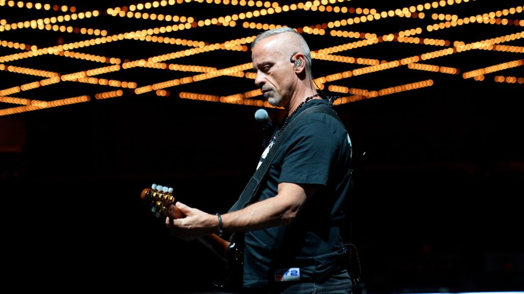Eros Ramazzotti alla chitarra