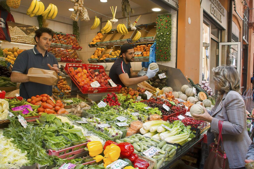 Un banco di frutta e verdura a un mercato