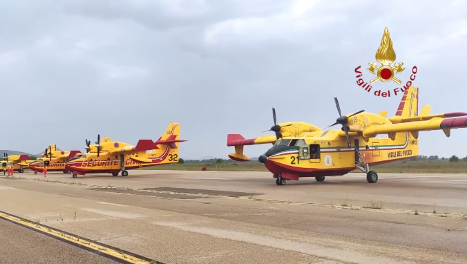 Sardegna incendi canadair