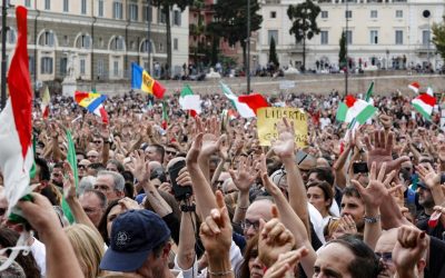 Protesta No green pass, violenze in centro a Roma. Circa 10 mila persone in piazza.