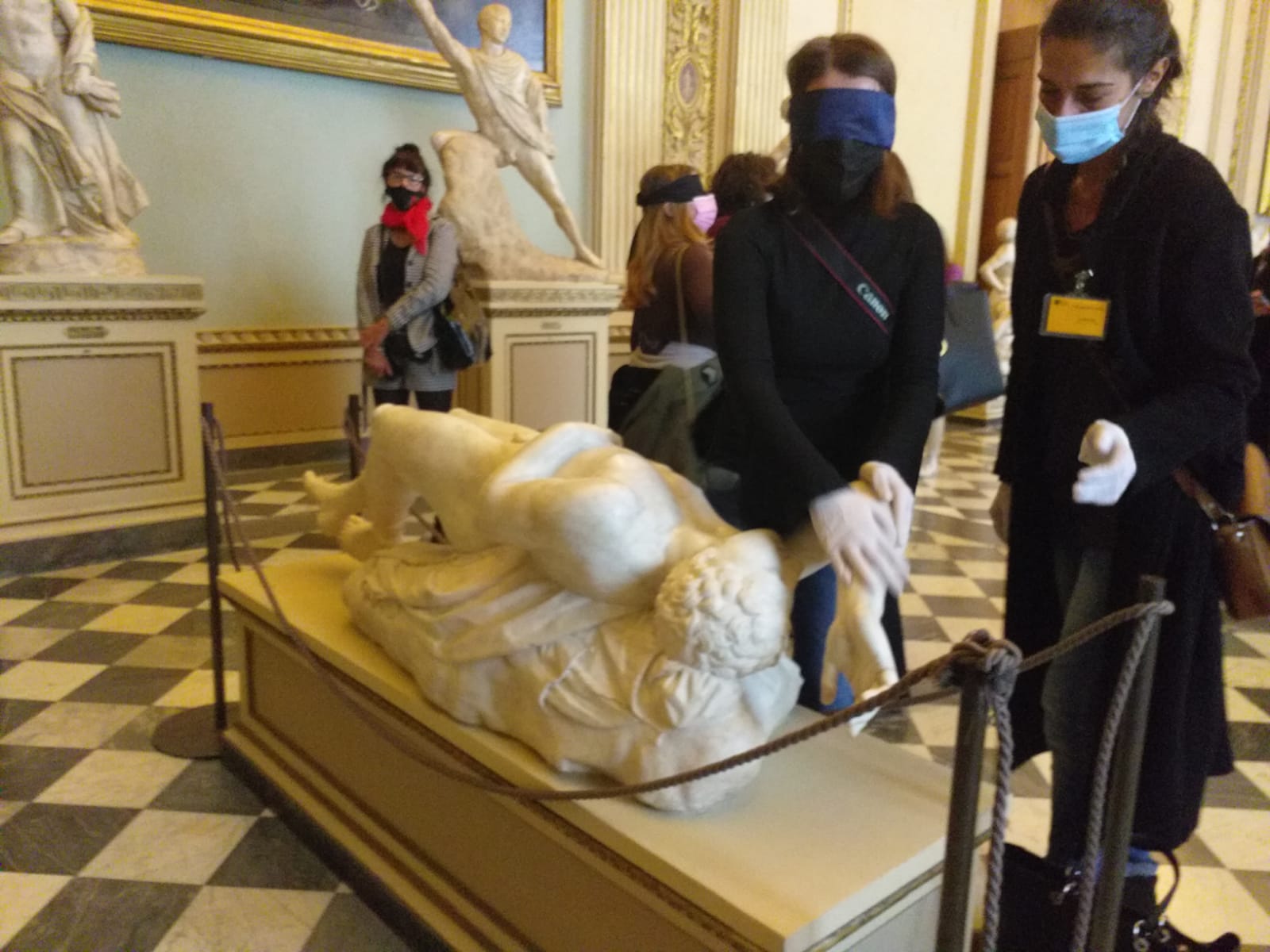 Una visita tattile agli Uffizi nella sala della Niobe