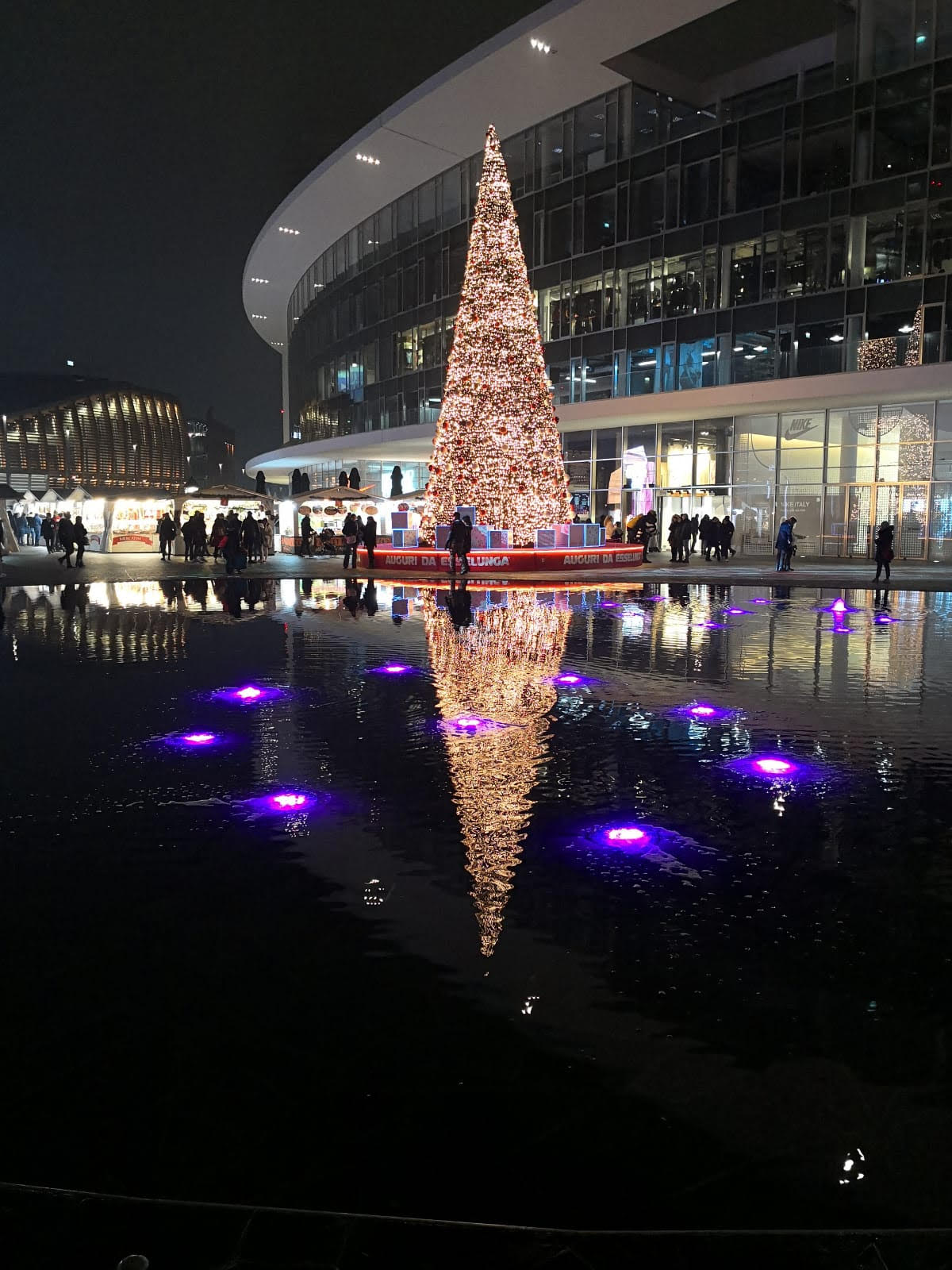 foto Alnero in piazza Gae Aulenti Milano