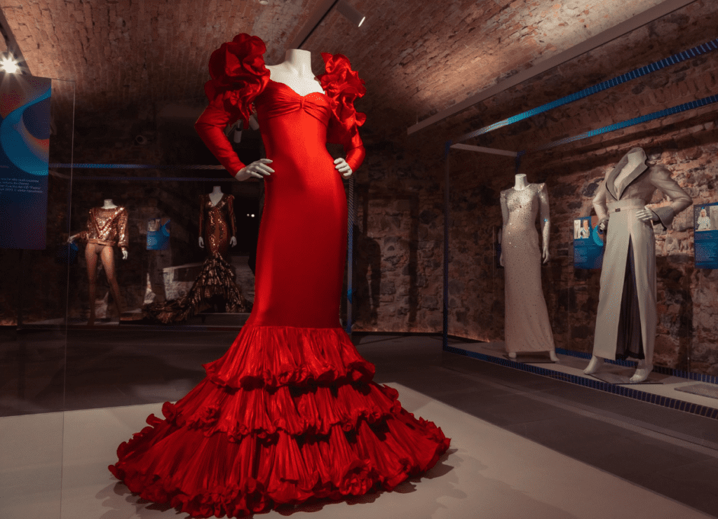 Uno degli abiti di Raffaella Carrà esposti - credits: The Mall Luxury Outlets Sanremo