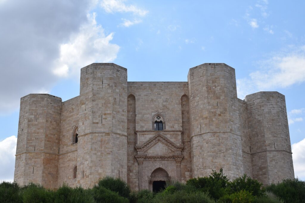 Castel del Monte, patrimonio dell'Unesco. Nel comune si tiene la manifestazione QOCO