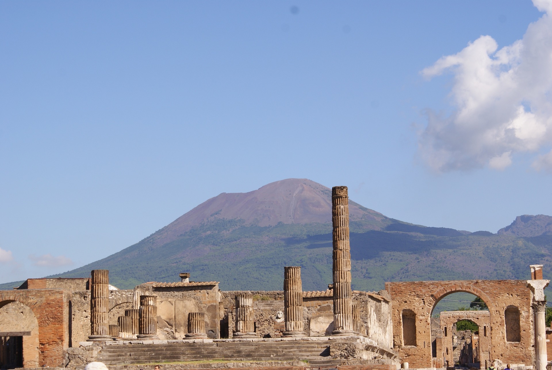 Pompei e il Vesuvio che la distrusse nel 79 d.C. Pompei e il Vesuvio che la distrusse nel 79 d.C.
