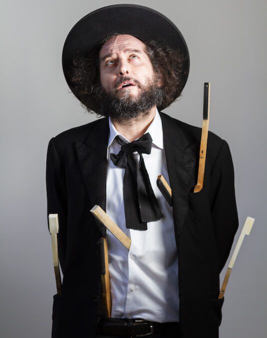 Vinicio Capossela e la sua Giocondità al Louvre