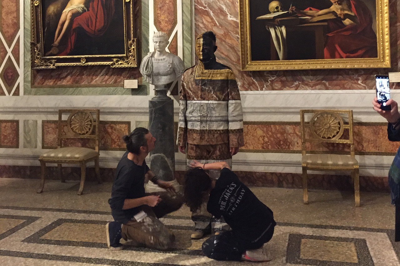 Liu Bolin in Sala di Caravaggio, Galleria Borghese Liu Bolin in Sala di Caravaggio, Galleria Borghese